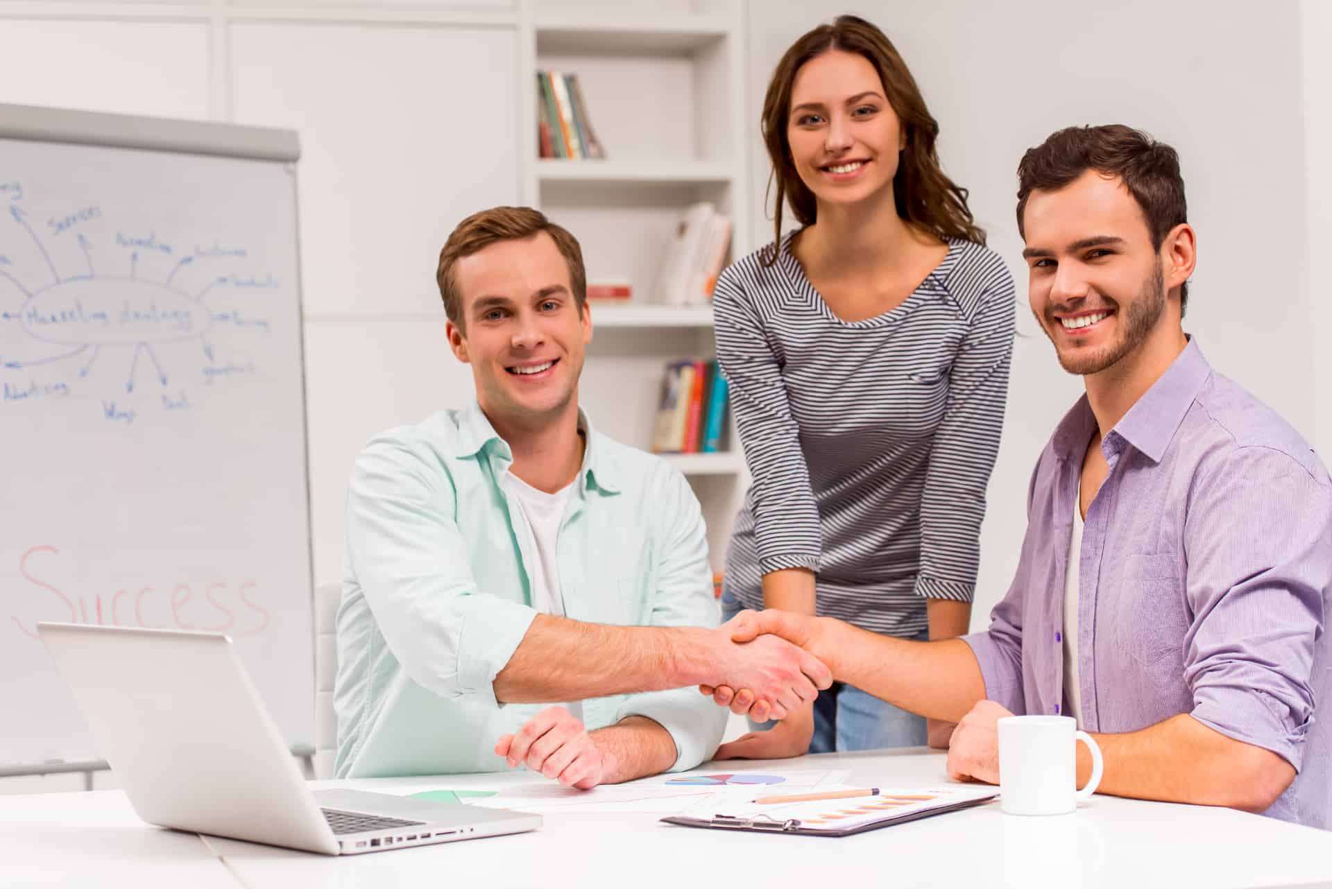 Online tesztek a munkaalkalmassági kiválasztás támogatására, munkapszichológia, szervezetpszichológia, munkaalkalmasság, a képen egy csapattal, pszichologiateszt.hu